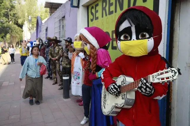 Artistas urbanos fueron retirados de las calles a causa de la pandemia del Covid-19. Foto Alfredo Domínguez / Archivo