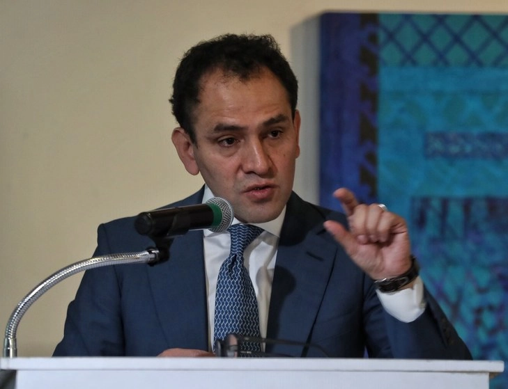 El secretario de Hacienda, Arturo Herrera, negó que la Cuarta Transformación esté en riesgo por el bajo crecimiento y la falta de inversión, tal como opina Alfonso Romo, jefe de la Oficina de Presidencia. Foto Marco Peláez