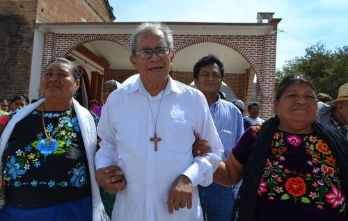 Arturo Lona Reyes, conocido como "el obispo de los pobres", durante la celebración del cuarto aniversario de la Asamblea del Pueblo de San Dionisio del Mar, en enero de 2016. Foto Diana Manzo