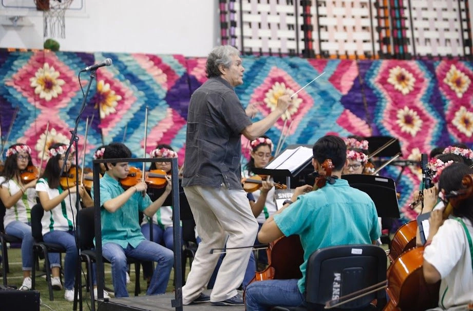El compositor Arturo Márquez durante su intervención en el Concierto de la Orquesta Sinfónica Comunitaria de Morelos en el Complejo Cultural Los Pinos, el 6 de julio de 2019. Foto 