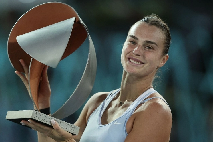 Aryna Sabalenka se impuso con sets de 6-3, 3-6 y 6-3 a Iga Swiatek, en la final del Abierto de Madrid. Foto Afp
