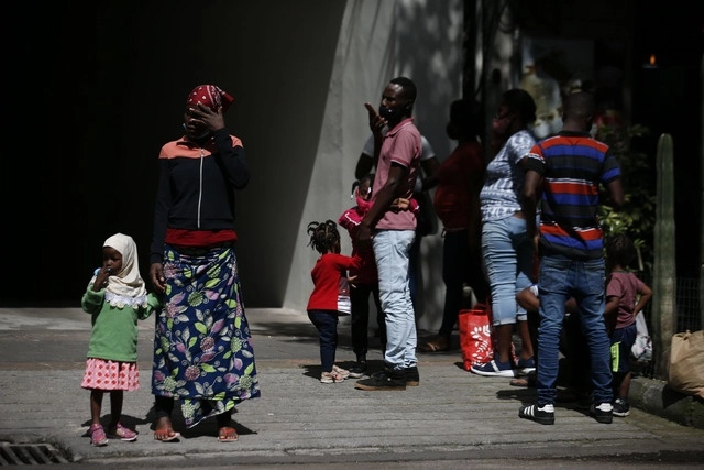 Familias de migrantes esperan respuesta a la solicitud de refugio. Foto Alfredo Domínguez/Archivo 