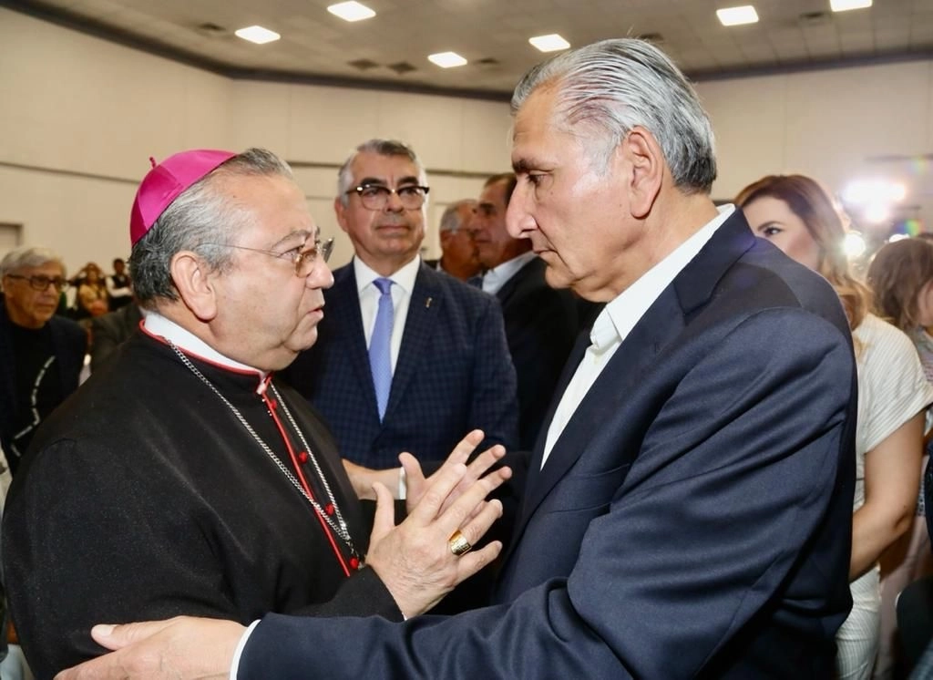 El arzobispo Francisco Moreno Barrón, y el secretario de Gobernación, Adán Augusto López, en Tijuana, Baja California, el 22 de junio de 2022. Foto tomada del Twitter de @SEGOB_mx