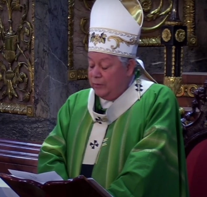 El arzobispo de Puebla, Víctor Sánchez Espinosa, durante la misa dominical para exigir rechazo al aborto en el estado. Foto Captura de pantalla de un video en X @Arqui_Puebla

