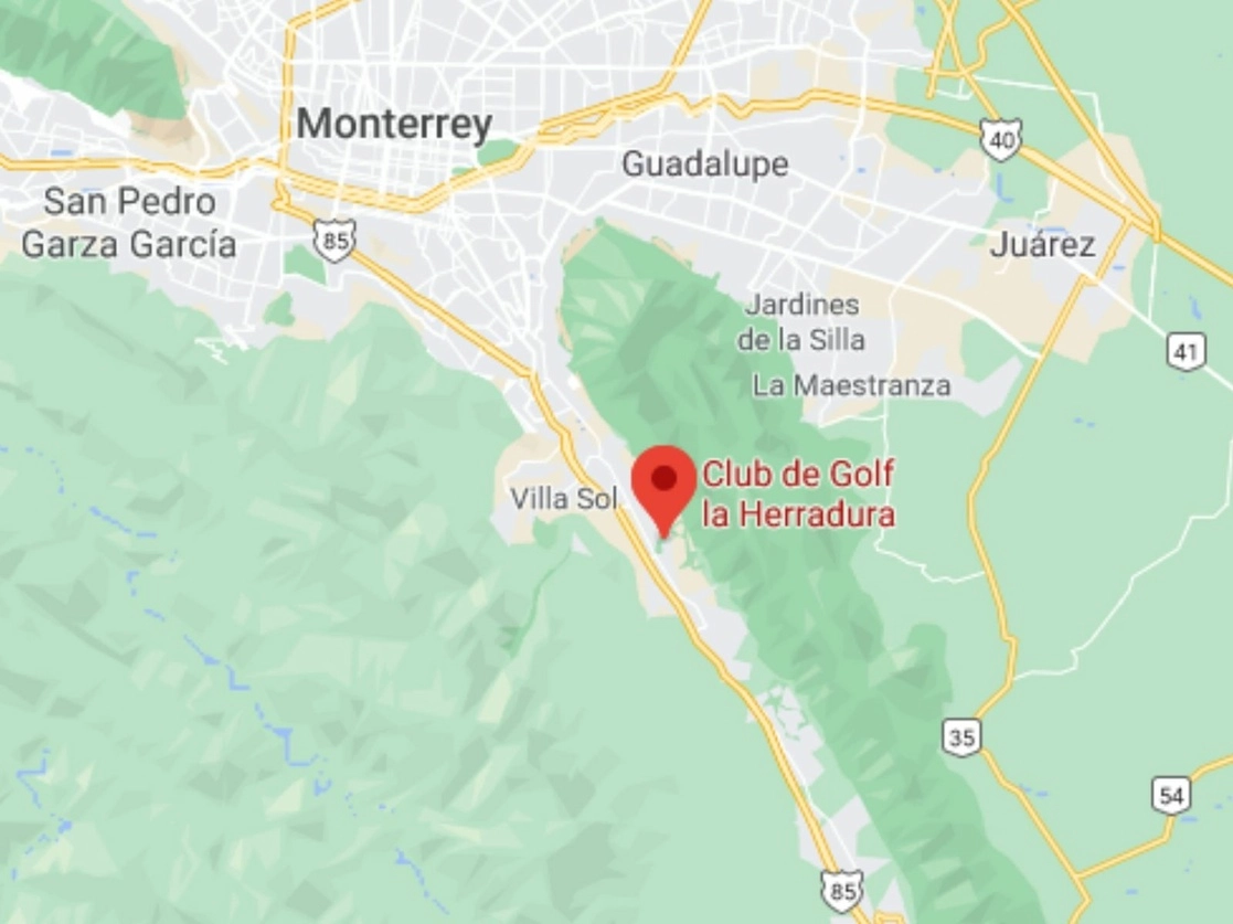Los cuerpos policiacos iniciaron las investigaciones en el fraccionamiento exclusivo Club de Golf La Herradura, al sur de Monterrey, localizado sobre la Carretera Nacional. Foto tomada de Google Maps