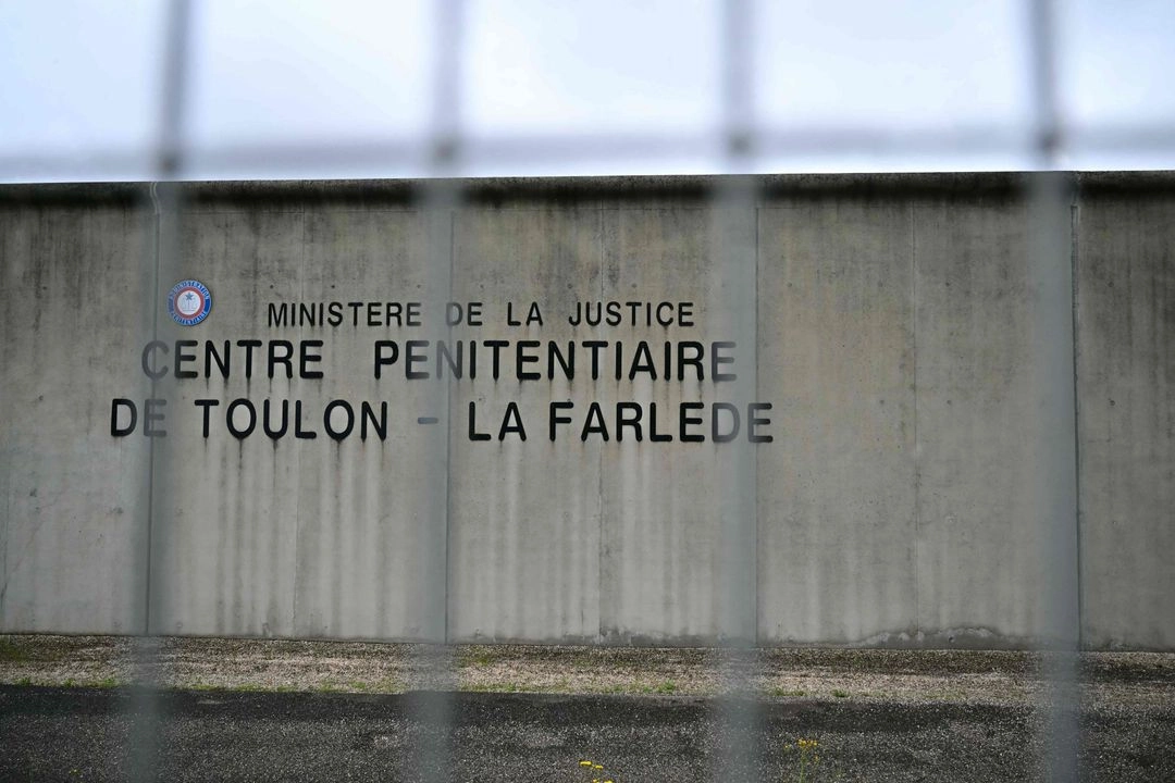 La prisión de Toulon-La Farlede, en el sur de Francia, después de que se encontraran 15 impactos de bala en la puerta principal tras un ataque con un arma de asalto tipo Kalashnikov.
