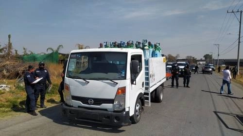 Policías municipales de Coacalco y Tultepec, así como efectivos del estado de México y de la Guardia Nacional, recuperaron un camión que transportaba tanques de oxígeno medicinal y fue robado en el conjunto habitacional San Rafael; dos sujetos fueron detenidos, el 19 de enero de 2021. Foto Javier Salinas Cesáreo