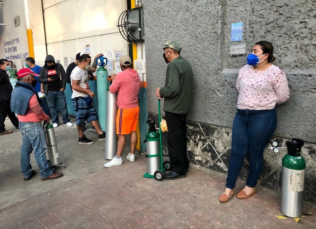 Continúan las largas filas para la compra de oxígeno medicinal afuera de las  instalaciones de la empresa Infra. Foto. Roberto García 