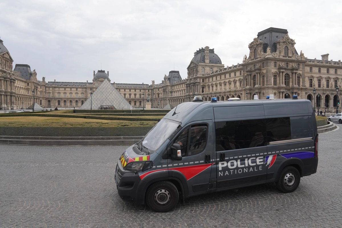 Una camioneta policial patrulla el patio del museo del Louvre, cerrado tras un robo, en París, el 19 de octubre de 2025.