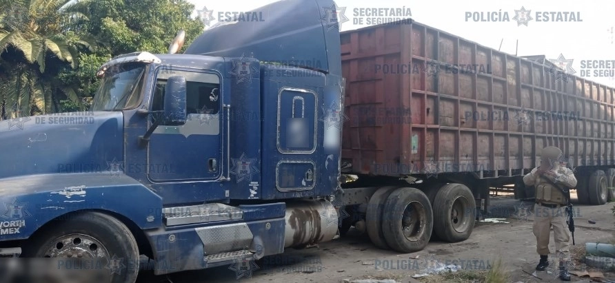 Los ochos detenidos en el asalto a las oficinas de la CFE conducían un tractocamión. Foto SSEM