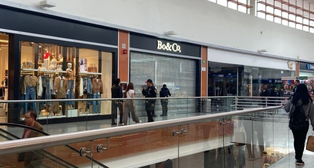 A pesar de que la tienda se encuentra en un segundo nivel, los ladrones lograron salir del centro comercial sin que nadie los detuviera. Foto tomada de X.