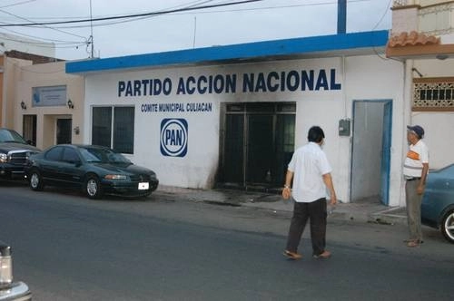 Fachada de las instalaciones del comité directivo municipal del PAN en Culiacán, Sinaloa, que sufrió daños materiales luego que desconocidos arrojaran bombas molotov, en 2010. Foto Javier Valdez