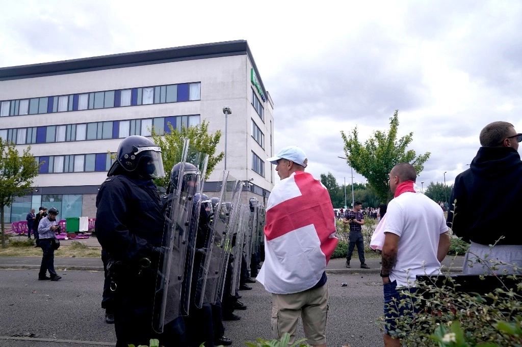 Agentes de policía bloquean a manifestantes durante una manifestación contra la inmigración frente al Holiday Inn Express en Rotherham, Inglaterra, el 4 de agosto de 2024. Foto Ap