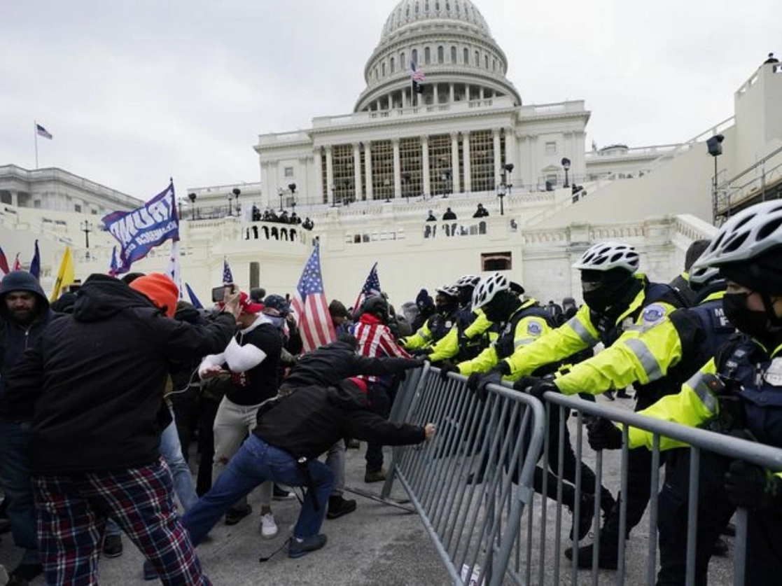 El FBI recibió más de 200 mil fotos y videos sobre los disturbios en el Capitolio y está buscando a una cantidad de gente. Foto Ap / Archivo 