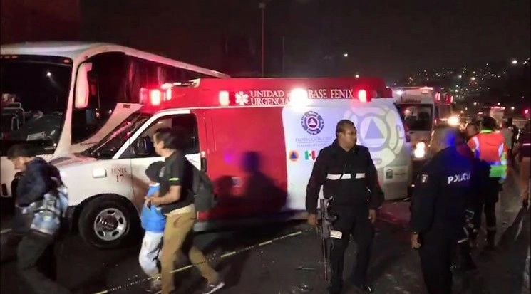 El chofer de una unidad de transporte público de la ruta Teotihuacanos fue asesinado en la colonia Ruiz Cortines por varios sujetos armados que asaltaban a los pasajeros que viajaban en el vehículo. Foto Javier Salinas / Archivo