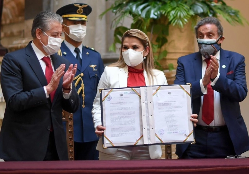 Jeanine Añez asumió como presidenta de Bolivia luego del golpe de estado que orilló a la renuncia de Evo Morales. Foto Tomada del Twitter @JeanineAnez 