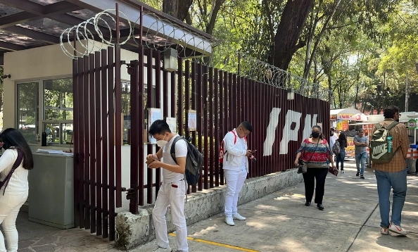 Profesores, alumnos y trabajadores de apoyo convocaron para este viernes a una marcha desde la Plaza Roja del campus Adolfo López Mateos, en Zacatenco, hasta las oficinas de la dirección general, donde sesionará el Consejo General Consultivo del IPN para aprobar las citadas modificaciones. Foto Alfredo Domínguez / archivo 