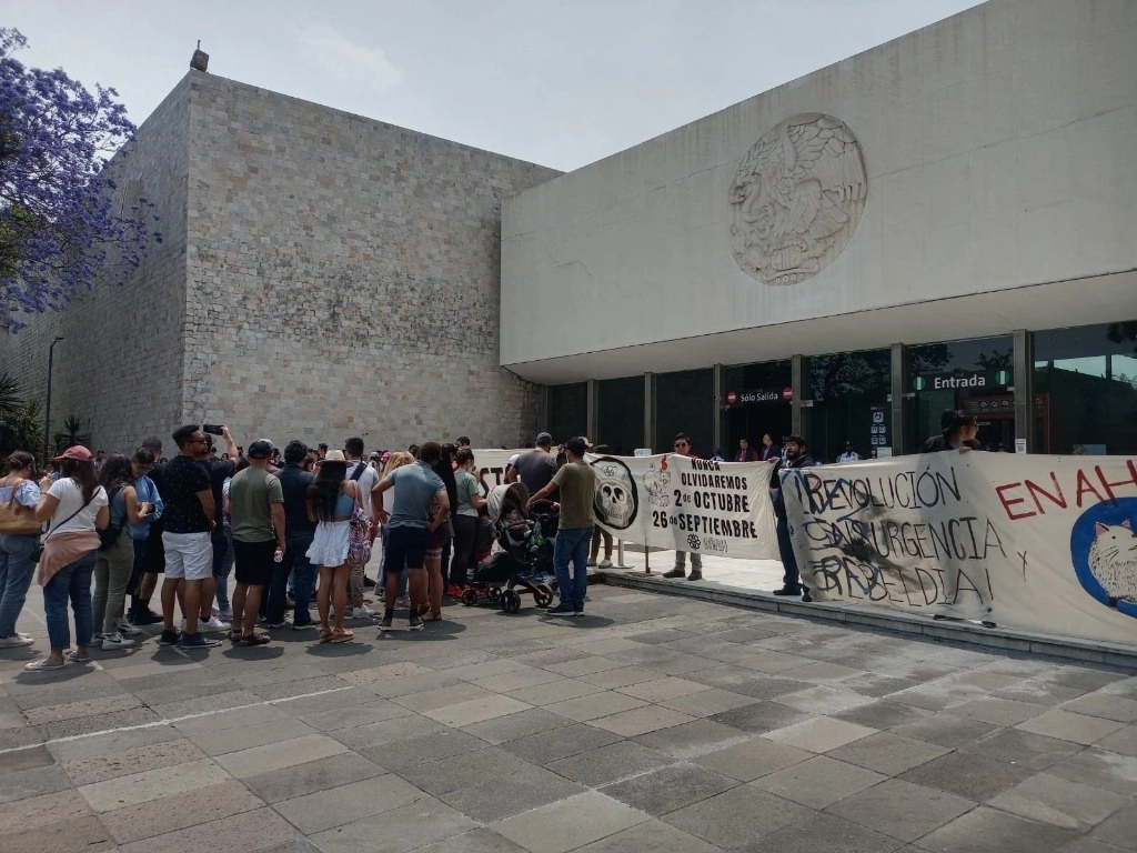 Maestros y estudiantes de la ENAH  protestaron en el Museo Nacional de Antropolgía para pedir se cumplan los acuerdos. Foto @AG_ENAH