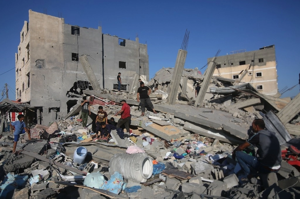 Escombros de un edificio destruido por los ataques aéreos israelíes, en la ciudad de Rafah, en el sur de la Franja de Gaza. Foto Xinhua