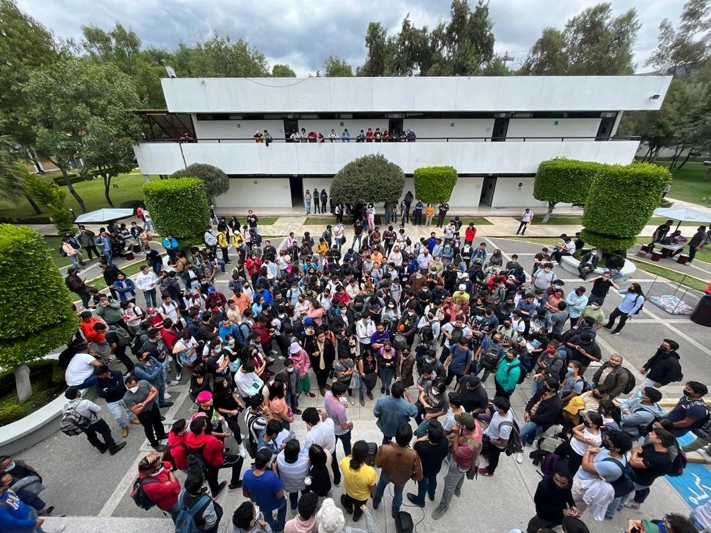 La comunidad estudiantil de la Escuela Superior de Ingeniería Mecánica y Eléctrica de la Unidad Profesional Ticomán realizó una asamblea estudiantil para presentar un pliego petitorio a las autoridades del plantel, ubicado en  San José Ticomán, alcaldía  Gustavo A. Madero, el 8 de septiembre de 2022. Foto Alfredo Domínguez