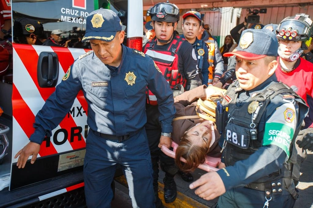 Servicios de emergencia trasladan a una mujer herida tras el incidente en la L3 del Metro, el sábado 7 de enero. Foto Pablo Ramos