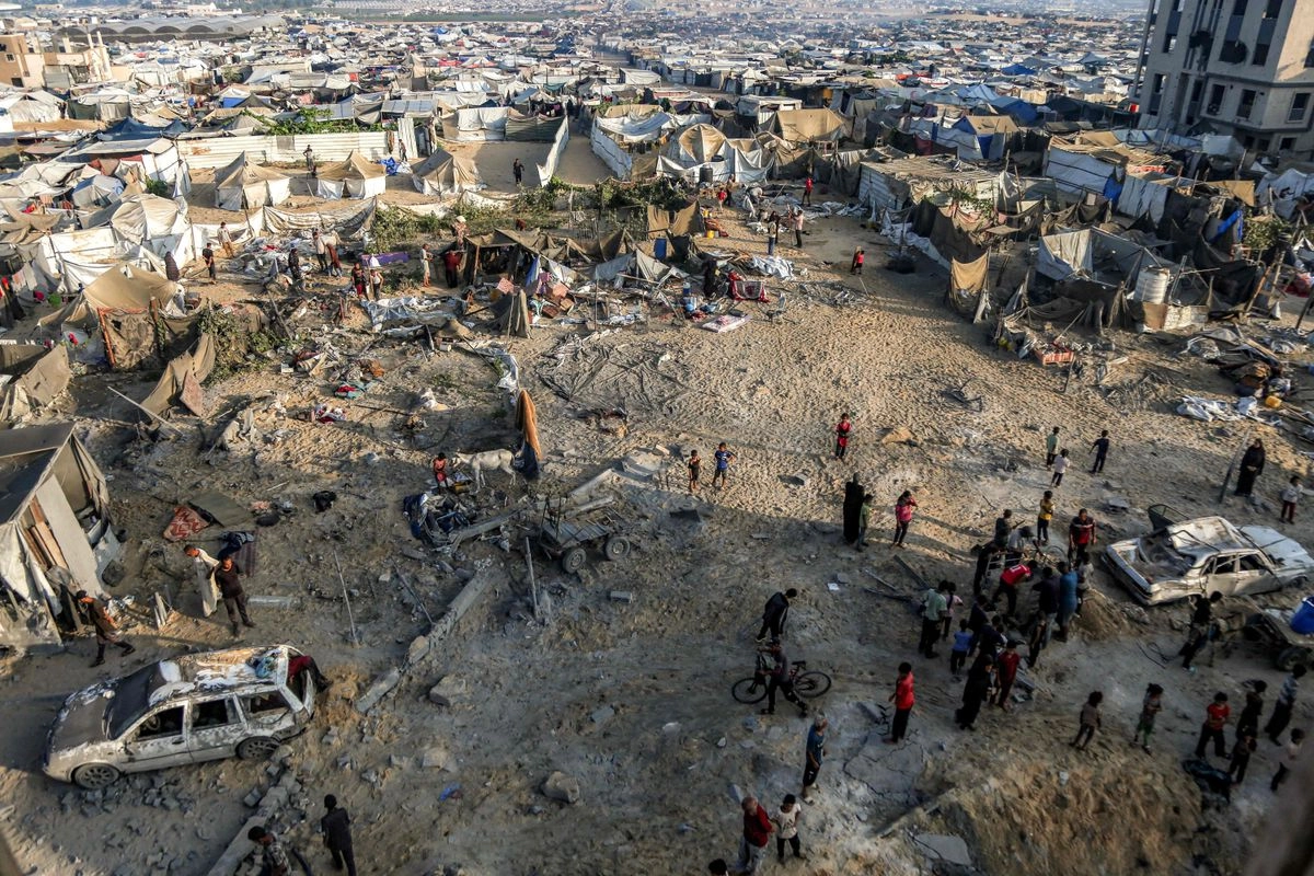 Tiendas de campaña que albergan a palestinos desplazados por los ataques israelíes en el noroeste de Khan Yunis, en el sur de la Franja de Gaza, el 28 de julio de 2025.