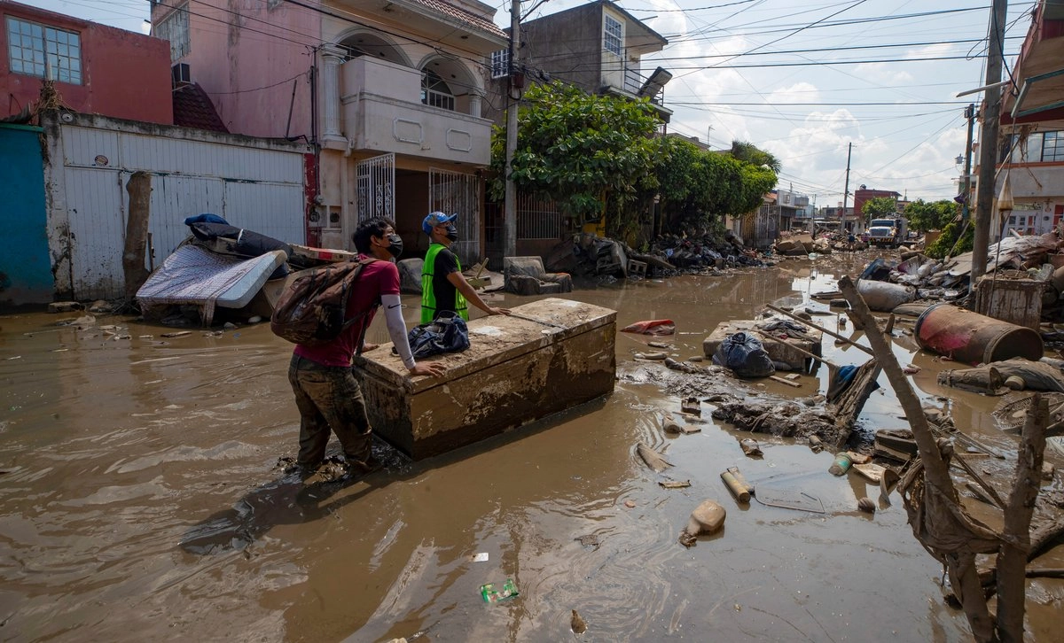 Aspecto de una calle de la colonia Gaviotas, municipio de Poza Rica, Veracruz, que sigue llena de lodo, basura y escombros, y la gente ha visto interrumpidas sus actividades cotidianas.