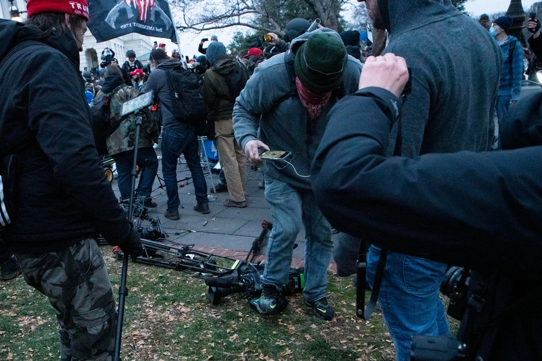 Algunos seguidores de Donald Trump también agredieron a medios de comunicación. Foto Ap