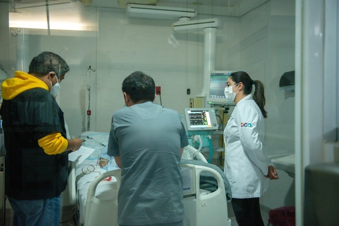 La secretaria de Salud de Durango, Irasema Kondo (derecha), visitó a una paciente con meningitis en el Hospital General 450, en la capital. Foto ‘La Jornada’ / Archivo

