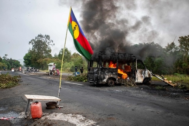 Los disturbios de Nueva Caledonia han dejado un saldo de 270 detenidos y seis personas muertas. Foto Afp
