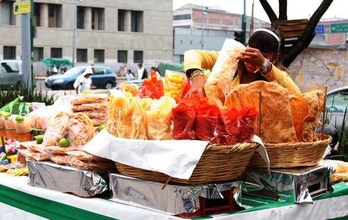 Las ventas por comida chatarra ascienden a cuatro mil millones de pesos al mes en la Ciudad de México, según Canacope. Foto María Luisa Severiano / Archivo