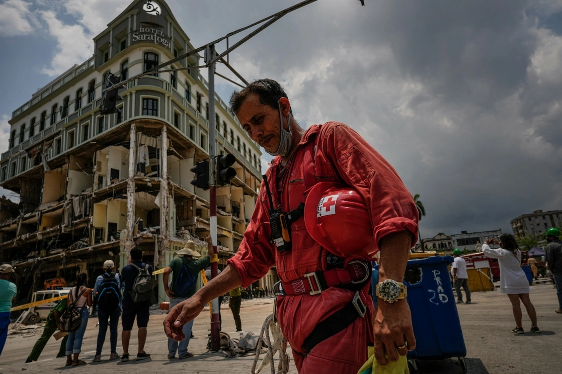 Rescatistas encontraron los cuerpos sin vida de seis personas, por lo que suman ya 40 fallecidos tras la explosión en el hotel Saratoga, en Cuba. Foto Ap