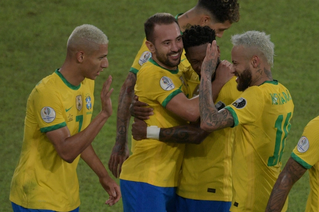 Brasileños celebran su anotación durante el partido ante la selección de Perú en la Copa América 2021, el 17 de junio de 2021. Foto Afp