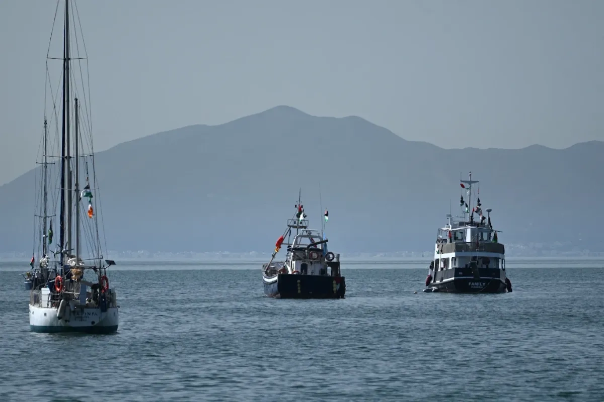 El barco ‘Family’ (derecha), atacado por un dron el lunes pasado, sigue anclado en costas de Túnez. Foto 