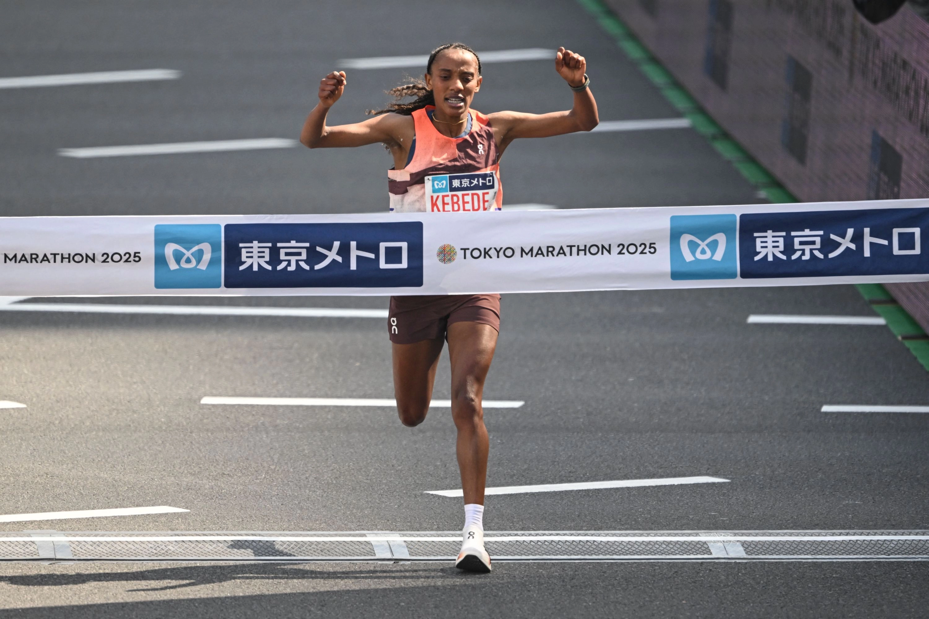 La etíope Sutume Asefa Kebede termina en primer lugar para ganar la categoría femenina del Maratón de Tokio. Foto