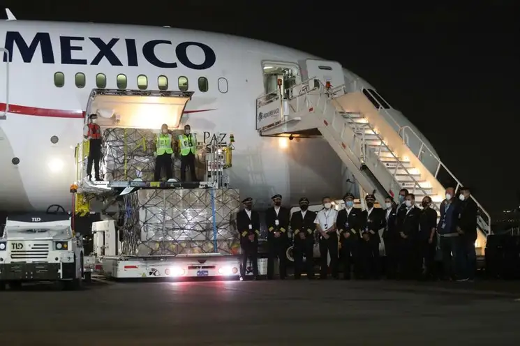 El avión procedente de China con material médico en el hangar del 6° grupo aérea en el AICM, el 7 de abril de 2020. Foto Yazmín Ortega