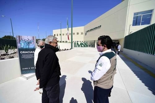 El presidente López Obrador, acompañado por Olga Sánchez Cordero, Zoé Robledo y el gobernador de Coahuila, Miguel Ángel Riquelme, inauguró el Hospital General de Zona 92 del IMSS. Foto Presidencia