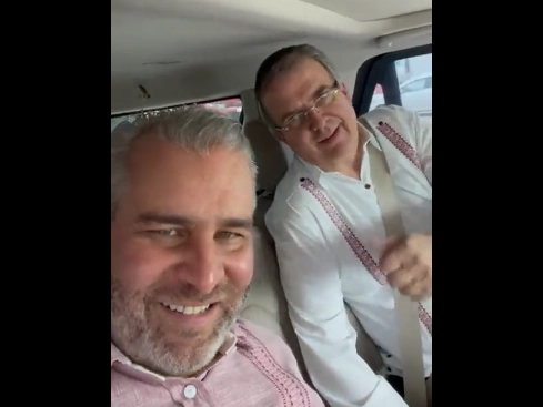Video de Ramírez Bedolla que subió a su cuenta de Twitter, en compañía del canciller Marcelo Ebrard. Foto Twitter @ARBedolla