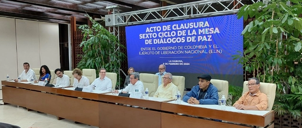 A finales del año pasado, en Ciudad de México, la guerrilla y el gobierno acordaron la "suspensión de las retenciones con fines económicos" en Colombia, después de una crisis generada a partir del secuestro del padre del futbolista Luis Díaz, a quien el ELN mantuvo en cautiverio durante 12 días hasta su liberación en noviembre. Foto @DelegacionEln