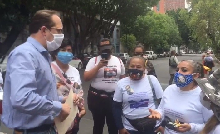Activistas por desapariciones forzadas reclaman a un funcionario de Gobernación ver por escrito la renuncia entregada por Mara Gómez a la presidencia de la CEAV. Foto 'La Jornada'
