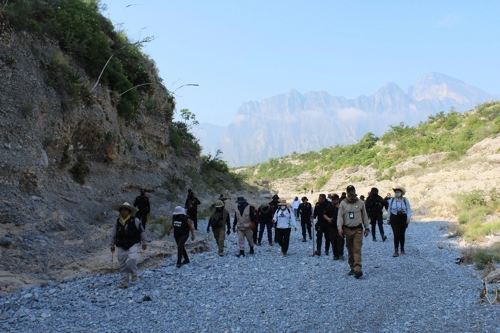 Integrantes de Fundenl recorren un predio ubicado en el municipio de Salinas Victoria, en Nuevo León, en búsqueda de fosas clandestinas. Foto La Jornada / Archivo