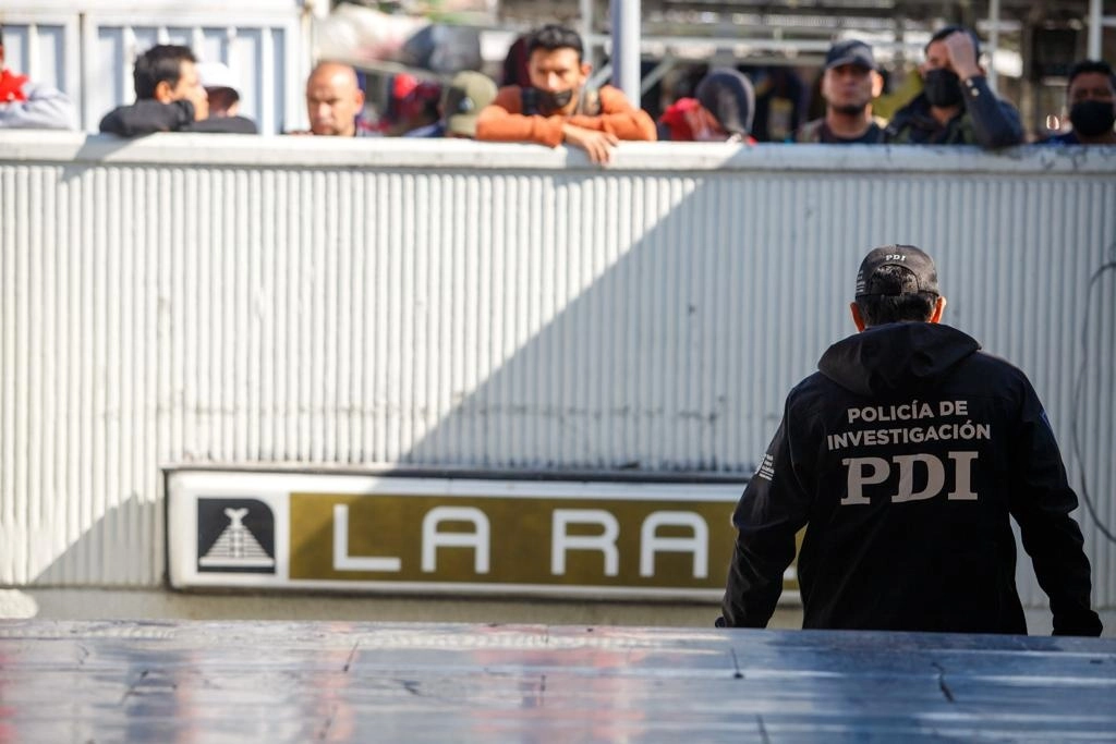 Servicios de emergencia traslada a heridos a hospitales tras el choque de dos trenes en el túnel de las estaciones Potrero y La Raza de la Línea 3, en la Ciudad de México, el 7 de enero de 2023. Foto Pablo Ramos