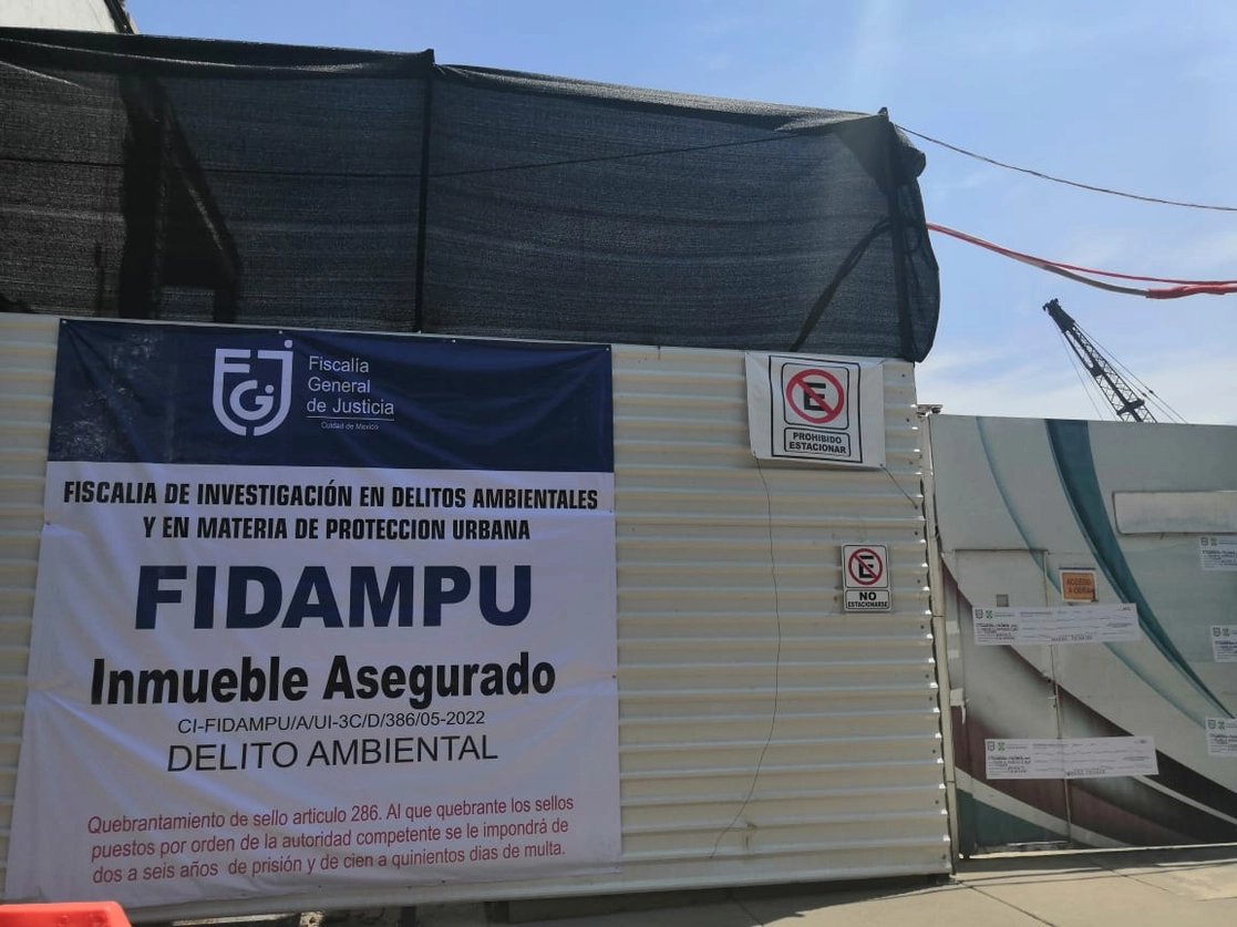 La FGJ local colocó una lona en donde se  indicó que el inmueble quedó asegurado por "Delito Ambiental". Foto Elba Mónica Bravo