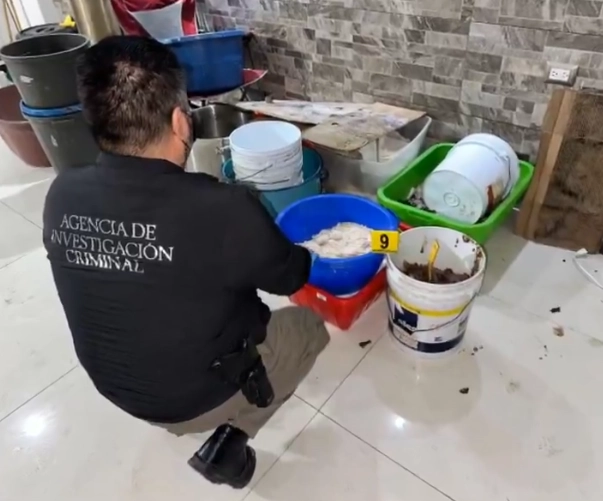 En el operativo fueron asegurados  95 kilos de metanfetamina. Fotograma tomado del video publicado en la cuenta de X @FGRMexico