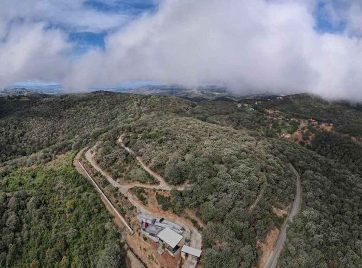 "El 30 de julio de 2025, la FGR en Guanajuato llevó a cabo un operativo en el predio La Rosita, donde la empresa Loma de Irapuato ha impulsado ilegalmente el fraccionamiento denominado La Cucursola, concluyendo con el aseguramiento del inmueble por delitos contra el ambiente y la gestión ambiental”, recordó el activista, Gustavo Lozano.