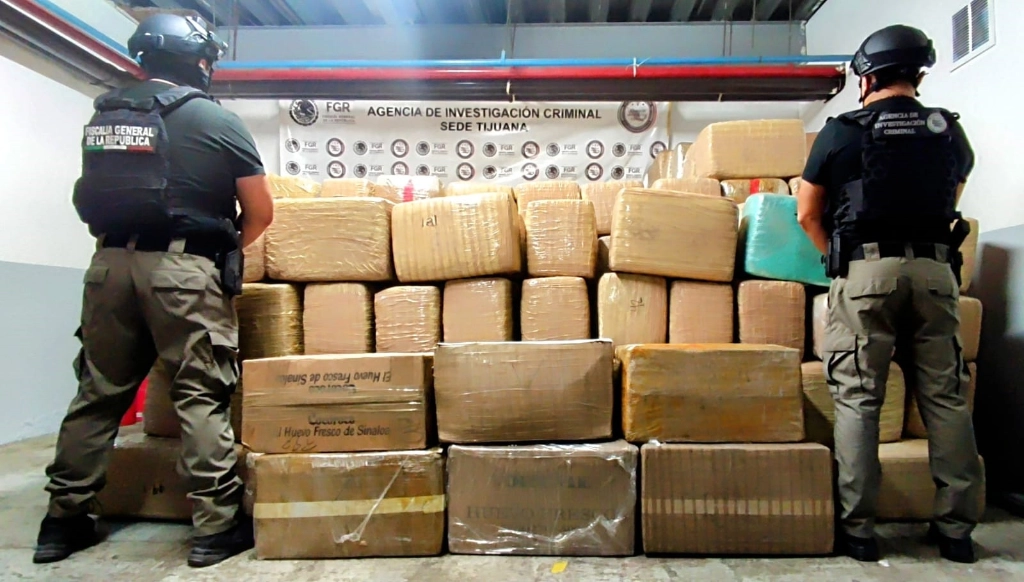Tras una llamada anónima, la Policía Federal Ministerial ubicó el inmueble donde se comerciaba con la hierba. Tras obtener una orden de cateo, la autoridad localizó 2 mil 547 kilos 609 gramos de mariguana, en 245 paquetes. Foto cortesía de FGR 