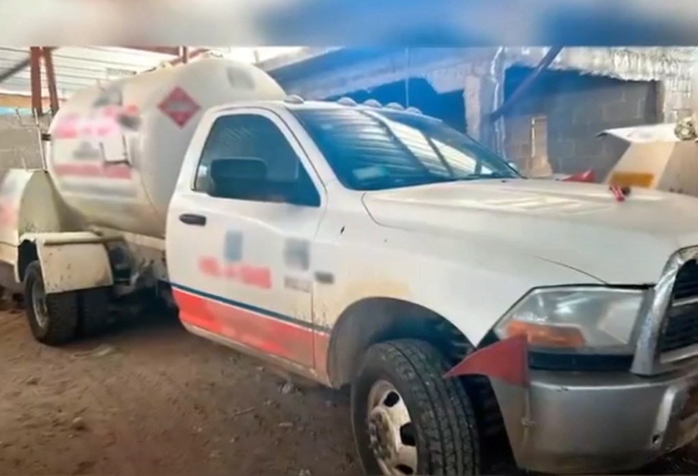 Vehículo asegurado por personal de la FGR. Imagen tomada del video compartid en la cuenta de X @FGRMexico 