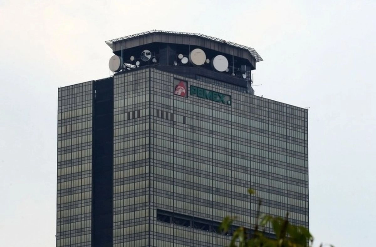 El plan financiero de Pemex resulta neutral en términos de crédito tanto en la banca comercial como en la de desarrollo, sostuvo Fitch Ratings. Foto  