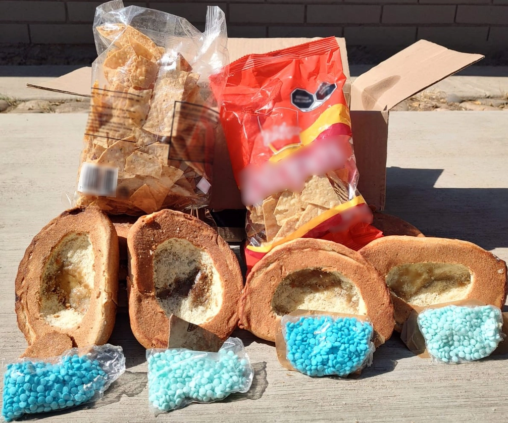 Pastillas descubiertas al interior de piezas de pan artesanales, el 15 de noviembre de 2022. Foto tomada del Twitter de @GN_MEXICO_