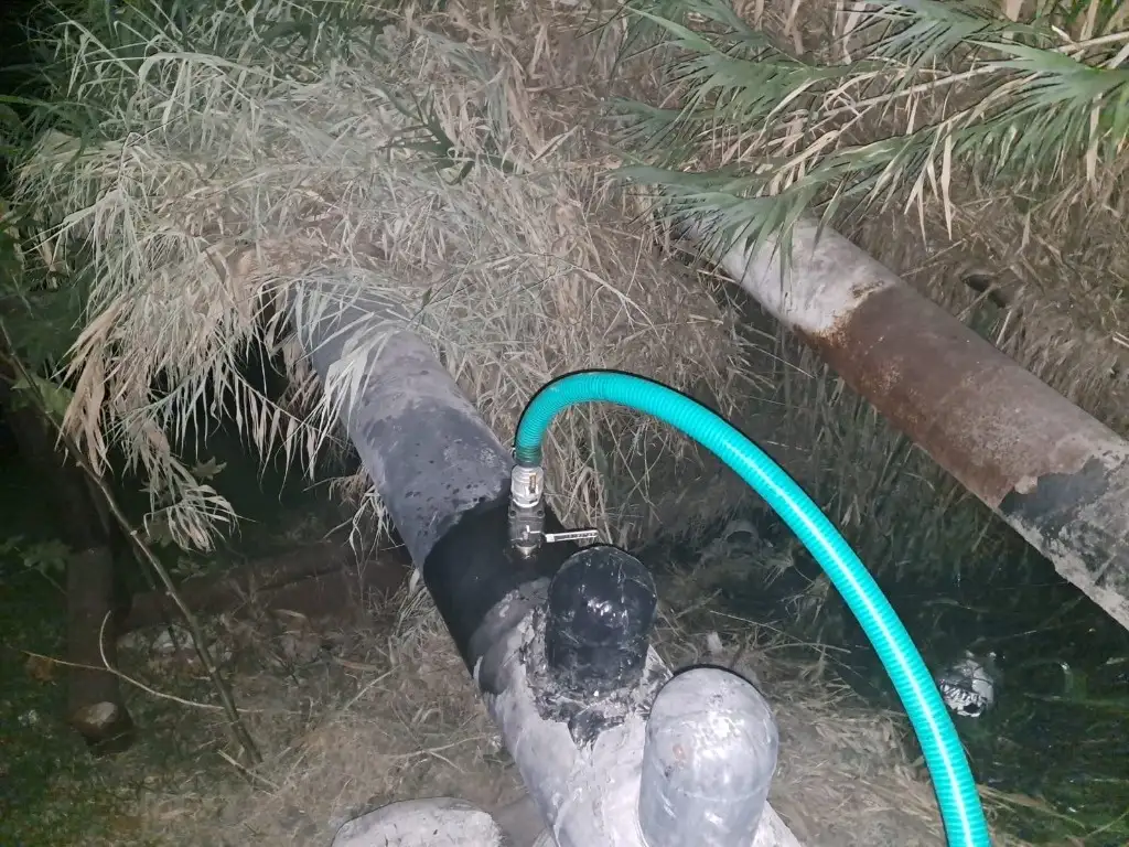 La toma clandestina fue detectada por elementos de la GN y personal de seguridad de Pemex en calles de la colonia Valle de Ecatepec, en Ecatepec, Edomex. Foto Javier Salinas Cesáreo 